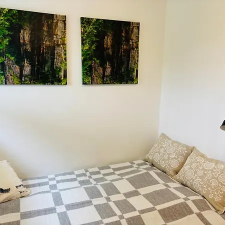 Rum i privatbostad Fresh & Small Bedroom Near Centre *