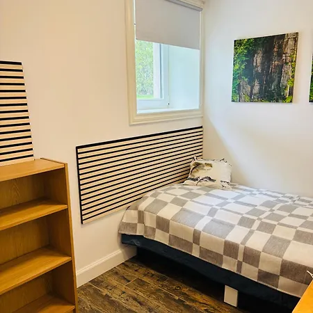 Fresh & Small Bedroom Near Centre Rum i privatbostad Stavanger