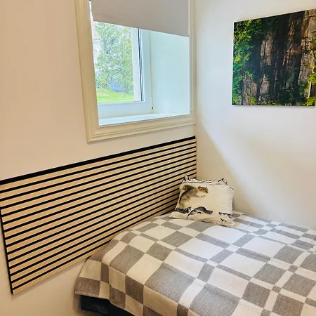 Fresh & Small Bedroom Near Centre Rum i privatbostad