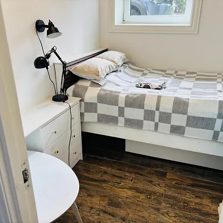 Fresh & Small Bedroom Near Centre Rum i privatbostad