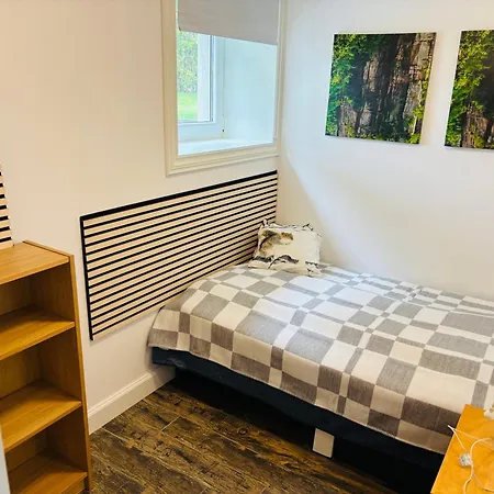 Fresh & Small Bedroom Near Centre Rum i privatbostad
